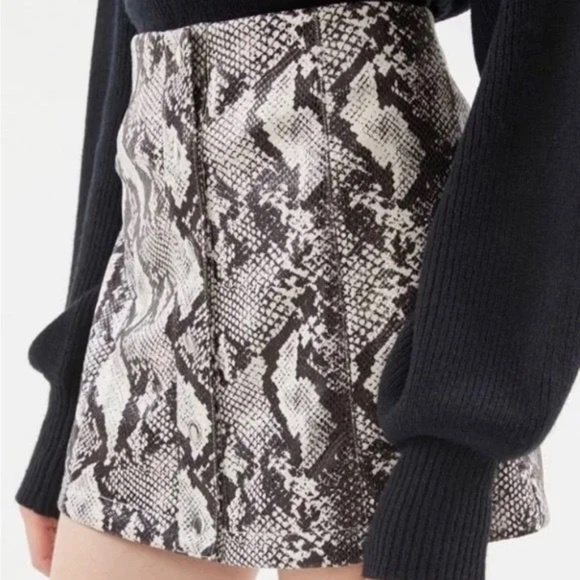 Urban Outfitters - Snake Print Faux Leather Mini Skirt, XS - Picture 3 of 4